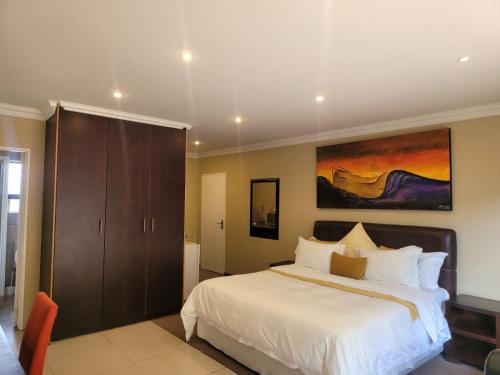 Ένα ή περισσότερα κρεβάτια σε δωμάτιο στο Emzini Guesthouse Universitas