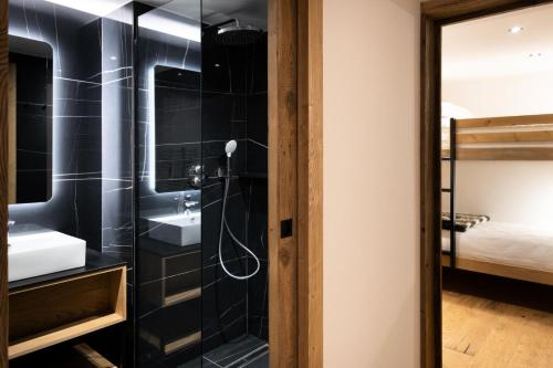 une salle de bain avec douche et lavabo dans l'établissement Résidence OrÉe Du Bois - APPARTEMENT N°4 L'OREE DU BOIS MAE-9651, à Montvalezan