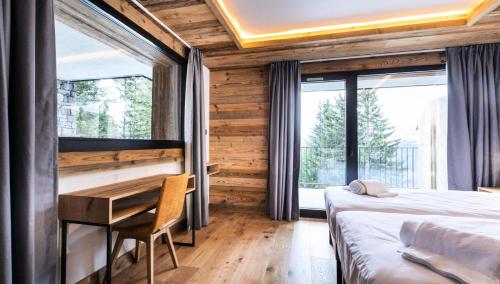 - une chambre avec 2 lits, un bureau et des fenêtres dans l'établissement Résidence OrÉe Du Bois - APPARTEMENT N°1 L'OREE DU BOIS MAE-9681, à Montvalezan