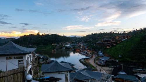 a view of a river with houses and a town at รักไทยโฮมสเตย์ in Ban Rak Thai