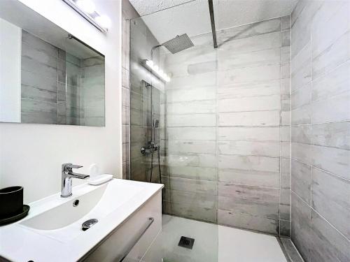 une salle de bain blanche avec un lavabo et une douche dans l'établissement Résidence Zodiaque - STUDIO ALCÔVE LUMINEUX 4/5 PERSONNES MAE-5331, à Villarembert