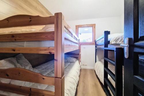 - une chambre avec 2 lits superposés dans une maison dans l'établissement Résidence Valmonts A - Appartement agréable · Balcon sud · Pied des pistes MAE-6511, aux Bruyères
