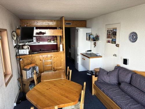 un salon avec un canapé et une table dans l'établissement Résidence Pierra Menta - Deux pièces cabine 6 personnes Pierra Menta MAE-7521, à Arc 1800