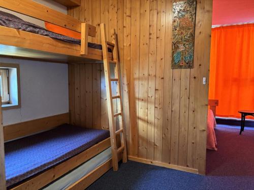 Ce chalet comprend 2 lits superposés. dans l'établissement Résidence Pierra Menta - Deux pièces cabine 6 personnes Pierra Menta MAE-7521, à Arc 1800