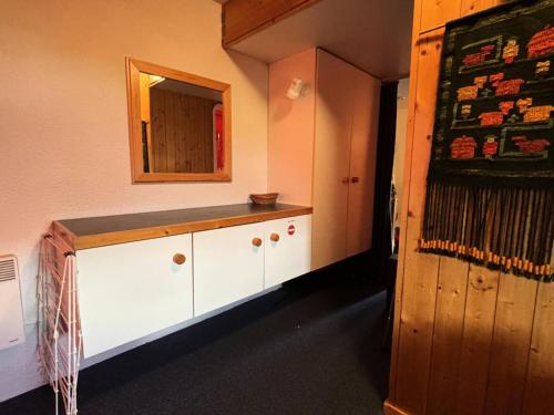 La salle de bains est pourvue d'un lavabo, d'un miroir et d'une armoire. dans l'établissement Résidence Pierra Menta - Deux pièces cabine 6 personnes Pierra Menta MAE-7521, à Arc 1800