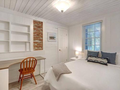 En eller flere senge i et værelse på 4 Minute Walk To North Beach! Classic Cottage!