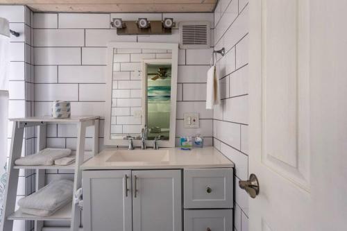 Et badeværelse på 4 Minute Walk To North Beach! Classic Cottage!