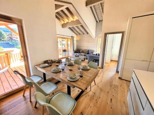 une salle à manger avec une table et des chaises en bois dans l'établissement Résidence Le Clos D'arsene - Appartement de charme 6 personnes proche centre MAE-2311, aux Gets