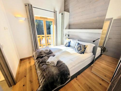 une chambre avec un grand lit dans une pièce dans l'établissement Résidence Le Clos D'arsene - Appartement de charme 6 personnes proche centre MAE-2311, aux Gets