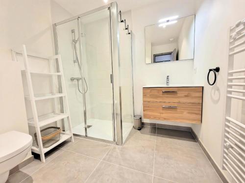 une salle de bain avec une douche, un lavabo et des toilettes dans l'établissement Résidence Le Clos D'arsene - Appartement de charme 6 personnes proche centre MAE-2311, aux Gets