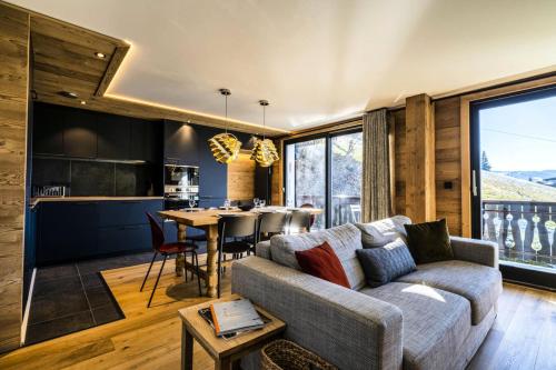 un salon avec un canapé et une table dans l'établissement Résidence OrÉe Des Pistes - Appartement ski aux pieds au centre de la station ! MAE-2371, aux Gets