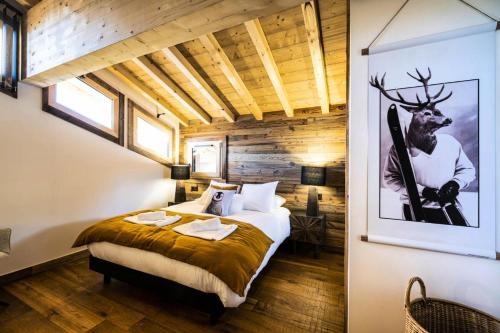 - une chambre avec un lit et une photo de cerf dans l'établissement Chalet Nyumbani - Exceptionnel : Chalet prestigieux, belles finitions, proche pistes de ski MAE-2361, aux Gets