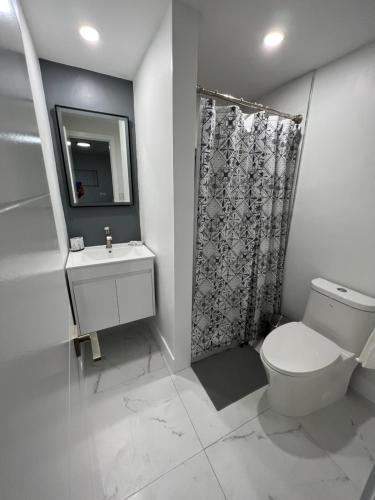 een badkamer met een toilet, een wastafel en een douche bij LYZ Miami Airport in Miami