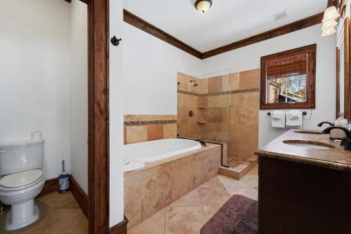 ein Badezimmer mit Badewanne, Toilette und Waschbecken in der Unterkunft Soda Ridge 1608 in Keystone