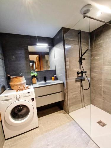 une machine à laver dans une salle de bain avec douche dans l'établissement Résidence Le Vieux ChÊne - Appartement avec double balcon au coeur du village MAE-2411, aux Gets