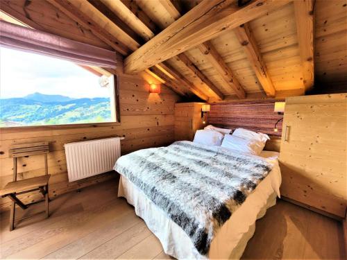 - une chambre avec un lit dans une maison en bois dans l'établissement Chalet Les Sauvageons - Grand luxe au cœur des Gets, avec piscine & hammam MAE-2431, aux Gets