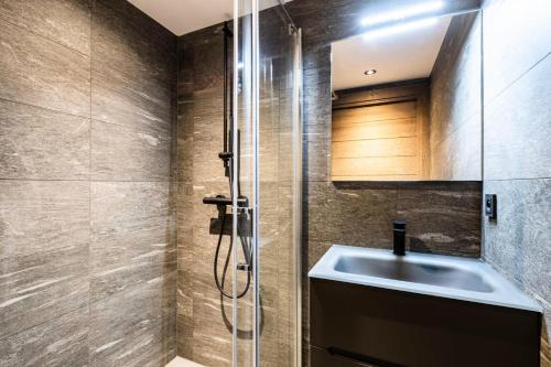 une salle de bain avec un lavabo et une douche dans l'établissement Résidence Le Vieux ChÊne - Appartement chic 