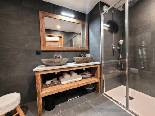 une salle de bain avec deux lavabos et une douche dans l'établissement Résidence Le Confidentiel - appartement neuf en plein centre, 8 personnes MAE-2441, aux Gets