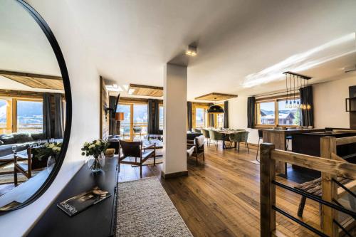 - un salon avec un miroir et une salle à manger dans l'établissement Résidence Grand Theatre - Appartement de très beau standing, belle exposition, proche centre MAE-2451, aux Gets