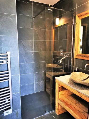 une salle de bain avec douche et lavabo dans l'établissement Résidence Grand Theatre - Appartement de très beau standing, belle exposition, proche centre MAE-2451, aux Gets