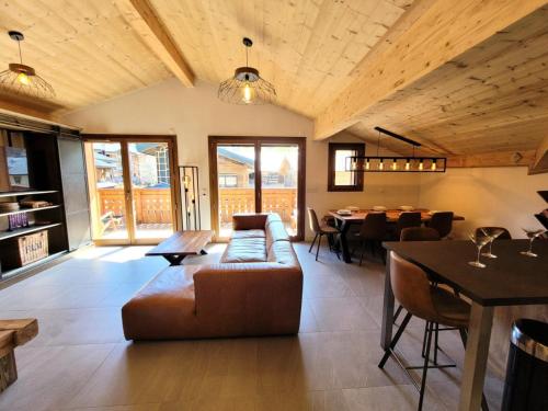 un salon avec un canapé et une table dans l'établissement Résidence Cottage Alpin - Magnifique appartement 8 personnes, au calme, proche pistes des Perrières MAE-2471, aux Gets