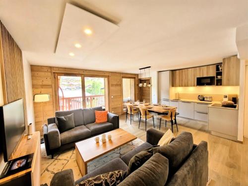 un salon avec un canapé et une table dans l'établissement Résidence Carmine Lodge - Très bel appartement en duplex, 3 chambres + cabine MAE-2491, aux Gets