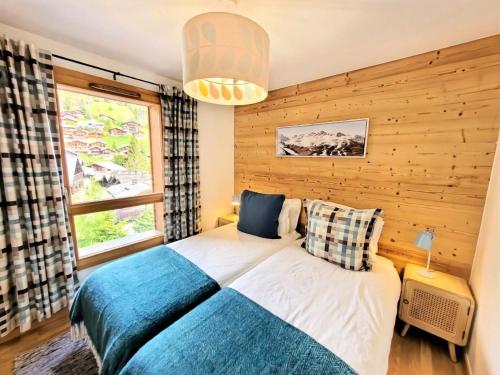 une chambre avec un lit et une fenêtre dans l'établissement Résidence Carmine Lodge - Très bel appartement en duplex, 3 chambres + cabine MAE-2491, aux Gets