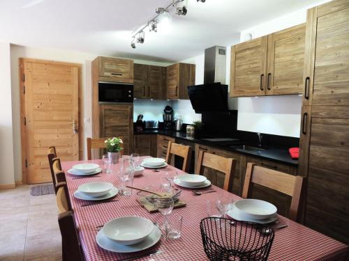 une cuisine avec une table et un chiffon rouge dans l'établissement Chalets Eden Snow - Appartement spacieux MAE-2481, aux Gets