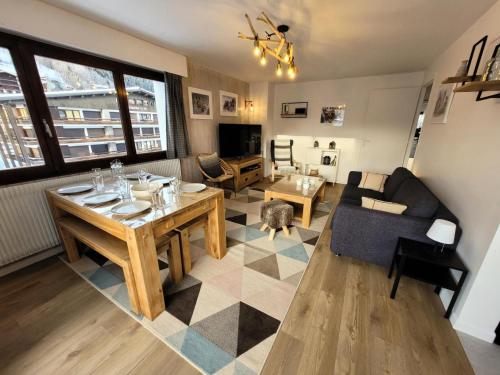un salon avec une table et un canapé dans l'établissement Résidence Le Vorzay - Appartement Cosy 4 Ambiance 