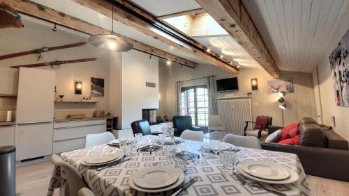 une salle à manger avec une table et un salon dans l'établissement Résidence Helios - Appartement de belle capacité, au calme, proximité centre MAE-2521, aux Gets