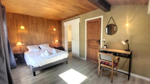 une chambre avec un lit, un bureau et une chaise dans l'établissement Résidence Helios - Appartement de belle capacité, au calme, proximité centre MAE-2521, aux Gets