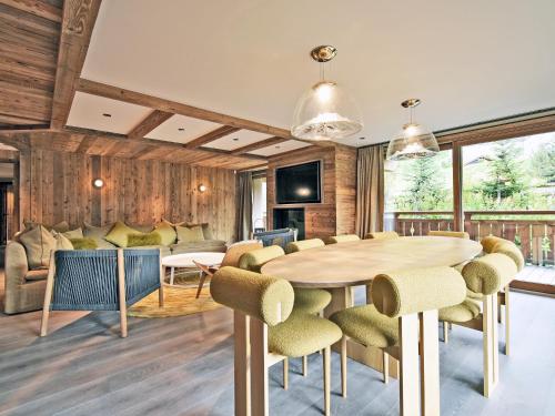 une salle à manger avec une table et des chaises dans l'établissement Luxueux appartement avec 4 chambres et 4 salles de bains à Méribel - 10 personnes - FR-1-613-119, à Les Allues