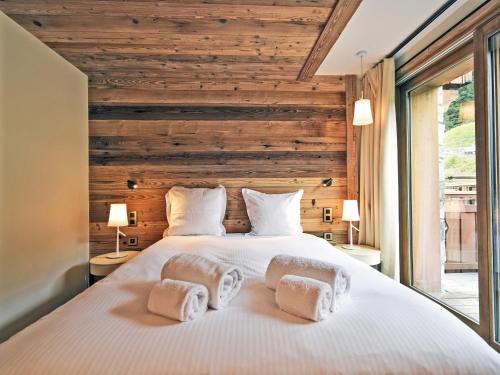 une chambre avec un lit avec deux serviettes dessus dans l'établissement Luxueux appartement avec 4 chambres et 4 salles de bains à Méribel - 10 personnes - FR-1-613-119, à Les Allues