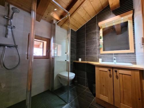 une salle de bain avec une douche, des toilettes et un lavabo dans l'établissement Chalets Chantemerle - Chalet en surplomb du village, idéal pour famille MAE-2541, aux Gets