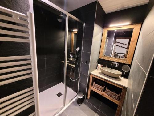 une salle de bain avec douche et lavabo dans l'établissement Résidence Essentiel - Appartement de standing, esprit cosy, large terrasse MAE-2531, aux Gets