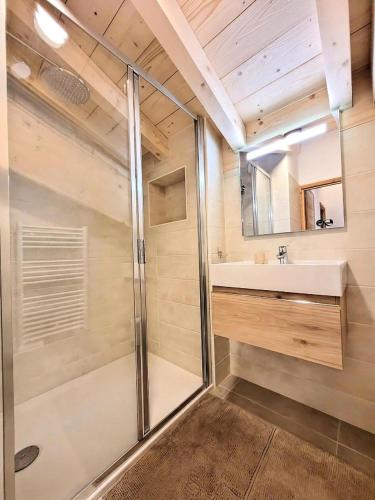 une salle de bain avec douche et lavabo dans l'établissement Résidence Le Hameau Des Cornuts - Appartement lumineux secteur Perrieres MAE-2551, aux Gets