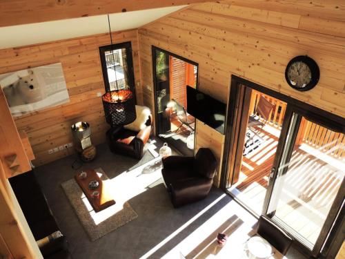 d'un salon avec une horloge. dans l'établissement Les Chalets Carline - Appartement T3, vue dominante sur les pistes MAE-2561, aux Gets