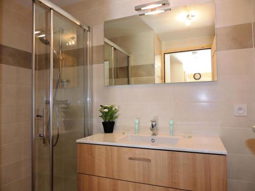 une salle de bain avec un lavabo et une douche avec un miroir dans l'établissement Les Chalets Carline - Appartement T3, vue dominante sur les pistes MAE-2561, aux Gets
