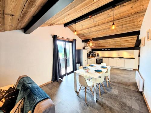 une cuisine et une salle à manger avec une table et des chaises blanches dans l'établissement Résidence Le Shangri La - Appartement lumineux pour 6 personnes MAE-2581, aux Gets