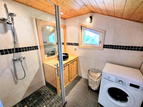 une salle de bain avec douche et machine à laver dans l'établissement Résidence Le Shangri La - Appartement lumineux pour 6 personnes MAE-2581, aux Gets