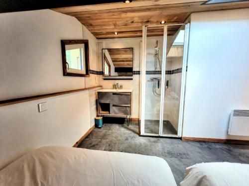 - une chambre avec une salle de bains pourvue d'une douche et un lit dans l'établissement Résidence Le Shangri La - Appartement lumineux pour 6 personnes MAE-2581, aux Gets