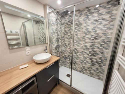 une salle de bain avec douche et lavabo dans l'établissement Résidence Chanteneige - Appartement 4 personnes proche du centre MAE-2611, aux Gets