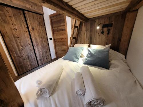 une chambre avec un lit blanc avec des serviettes dessus dans l'établissement Résidence Le Confidentiel - Appartement neuf, capacité 4 personnes, au centre MAE-2631, aux Gets