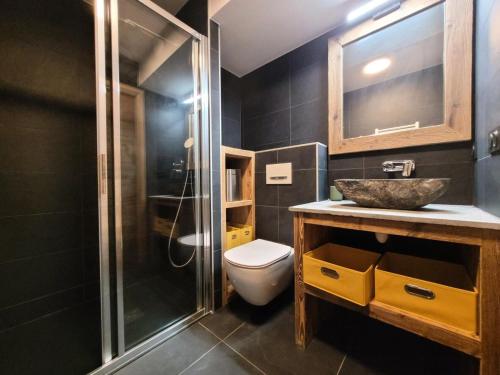 une salle de bain avec toilettes, lavabo et douche dans l'établissement Résidence Le Confidentiel - Appartement neuf, capacité 4 personnes, au centre MAE-2631, aux Gets