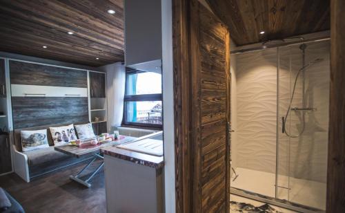 La salle de bains est pourvue d'une douche, d'un lavabo et d'un bureau. dans l'établissement Résidence Ranfolly - Studio au centre du village MAE-2651, aux Gets