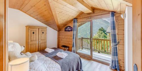 une chambre avec un lit et une grande fenêtre dans l'établissement Résidence Les Alpages - 4 Pièces pour 8 Personnes MAE-7121, à Champagny-en-Vanoise