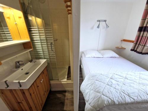 La salle de bains est pourvue d'un lit, d'un lavabo et d'une douche. dans l'établissement Résidence Grand Argentier - 3 pièces +cabine 8 /10personnes coeur station 55m² MAE-7171, à Modane