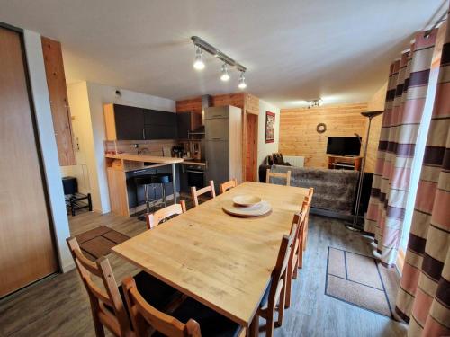 - une salle à manger et une cuisine avec une table et des chaises en bois dans l'établissement Résidence Grand Argentier - 3 pièces +cabine 8 /10personnes coeur station 55m² MAE-7171, à Modane