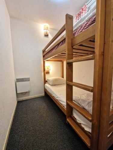 une chambre avec deux lits superposés dans l'établissement Résidence Les Belvederes - 4 pièces 6/8 personnes 46 m² MAE-7191, à Modane