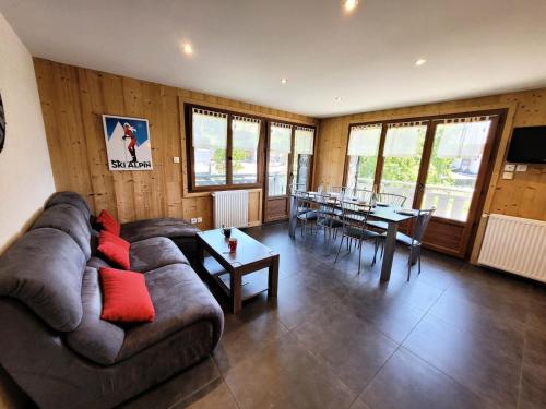 un salon avec un canapé et une table dans l'établissement Résidence Beau Sejour - Bel appartement rénové, spacieux, lumineux, balcon exposé Sud Ouest MAE-7381, aux Gets